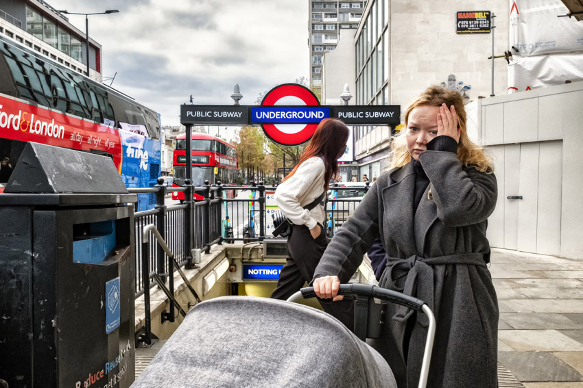 STRAATFOTOGRAFIE  De vrijheid van kijken, luisteren, voelen en slenteren.  Mijn plezier zit in het vastleggen van ‘gewone’ momenten met een verhalend karakter. Soms raadselachtig, grappig of ernstig. Het lijkt de waarheid maar is het niet. Het is de interpretatie van jou (en mij) van een moment van de werkelijkheid.